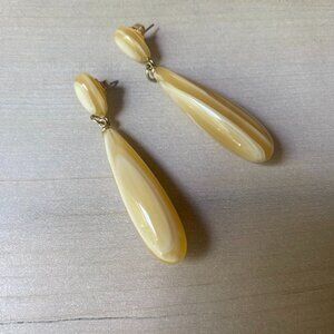 Zenzii lightweight cream tan lucite dangle drop earrings retro preppy classic